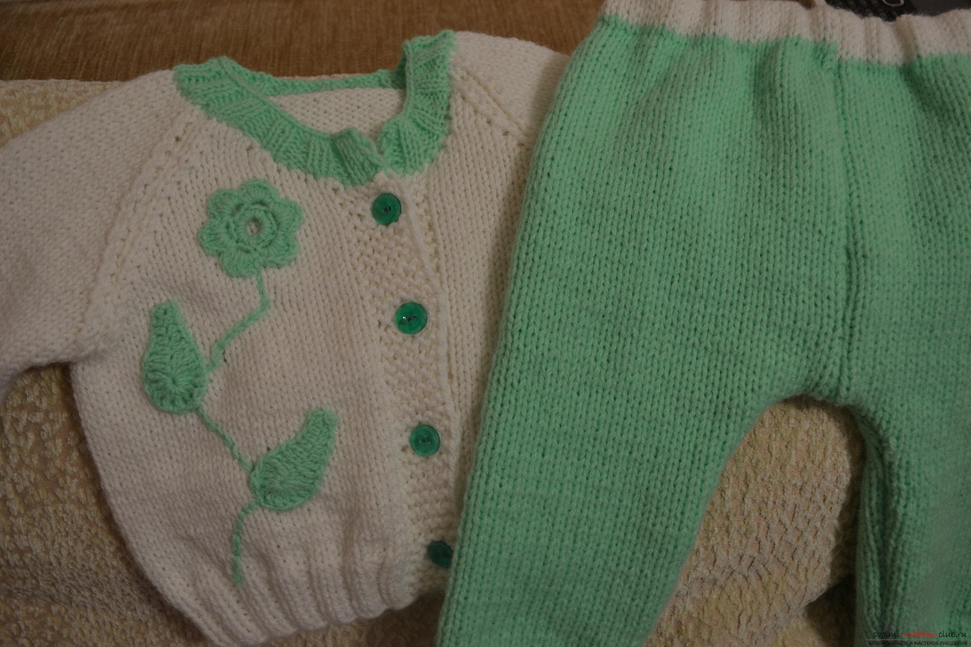 Esta clase magistral con un patrón de tricotar enseñará cómo atar un traje para un recién nacido o bebé con agujas de tejer .. Foto # 1