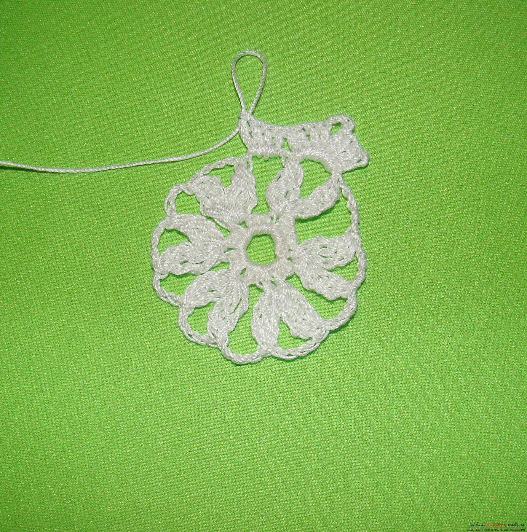 A master class with a photo and diagram will teach you how to tie snowflakes to a Christmas tree crochet. Photo №8