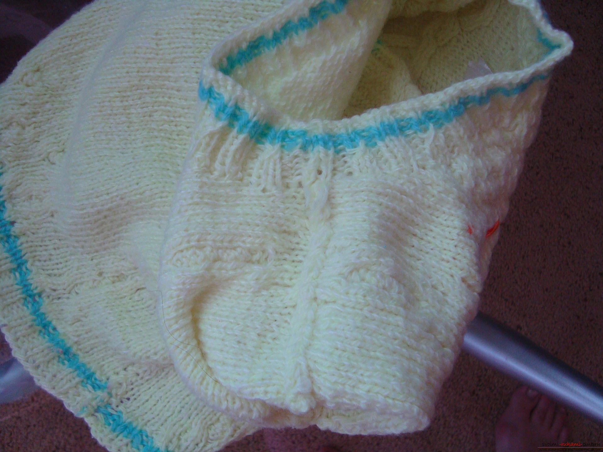 Step-by-step photo-instruction for knitting a baby sweater on knitting needles. Photo Number 9
