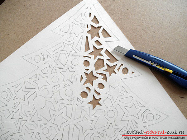 foto eksempler på processen med at lave et åbent juletræ lavet af papir. Foto №4