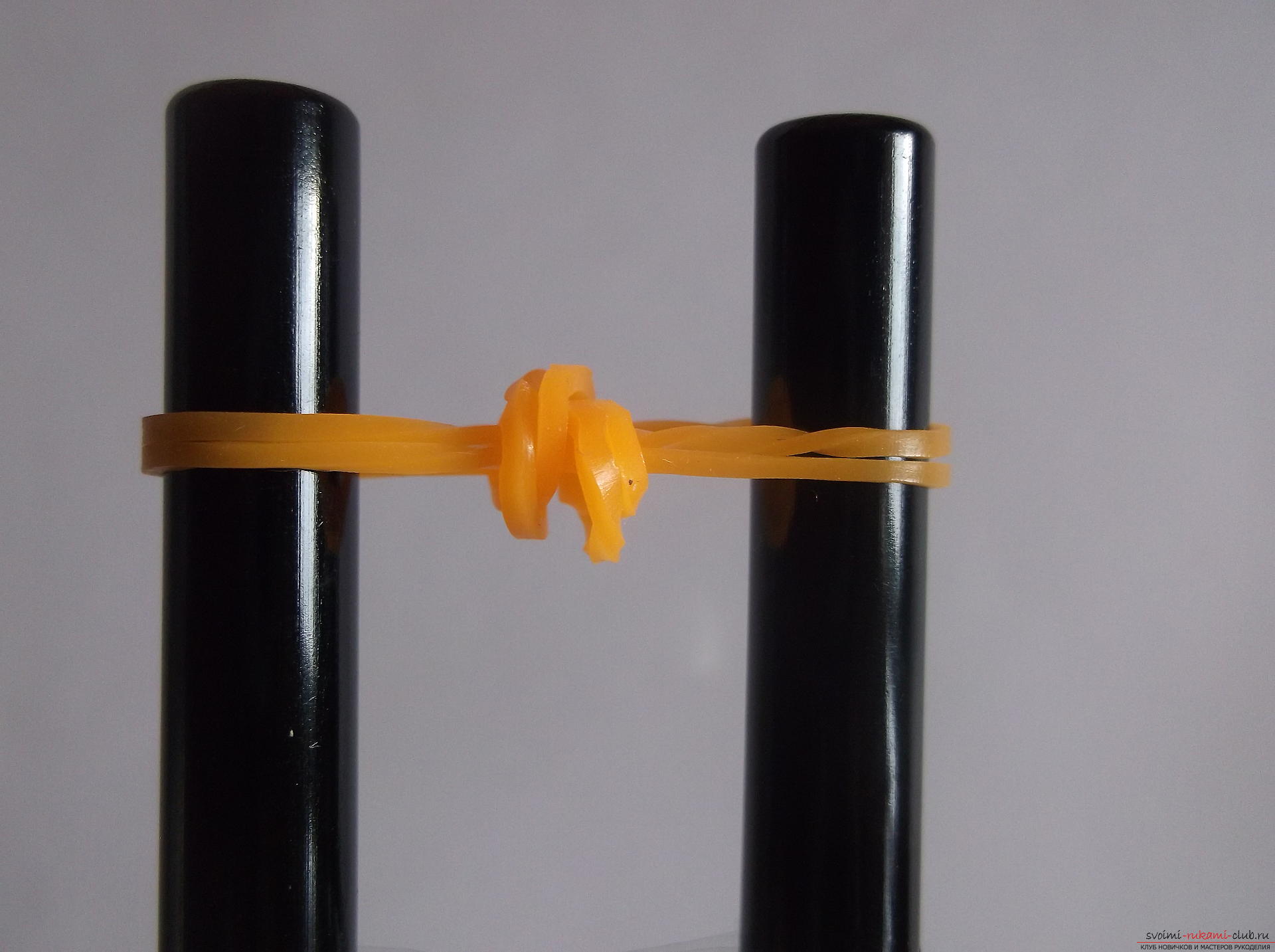 A photo for a lesson on weaving mandarins from rubber. Photo №4