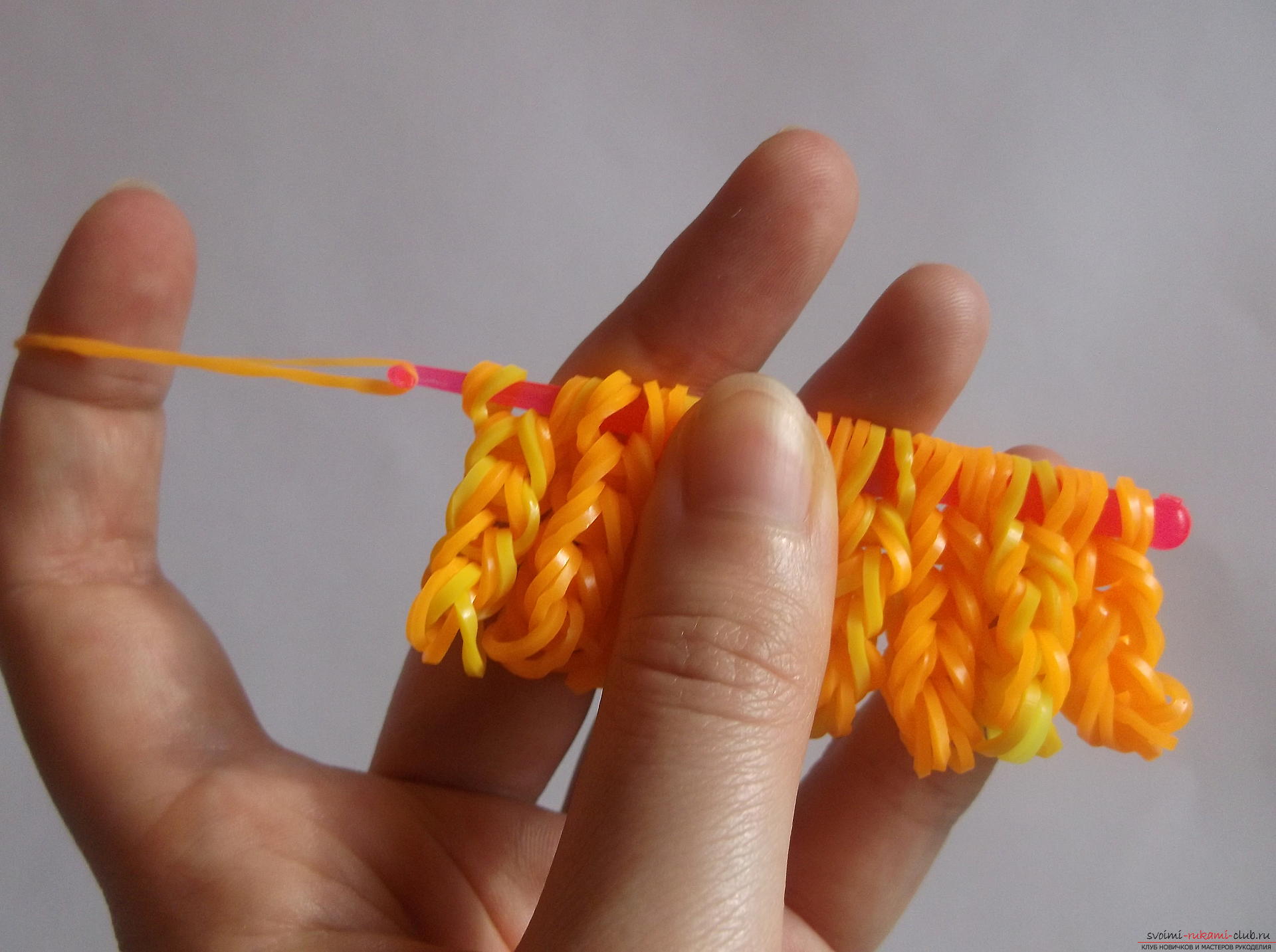 Een foto voor een les over het weven van mandarijnen uit rubber. Foto №6