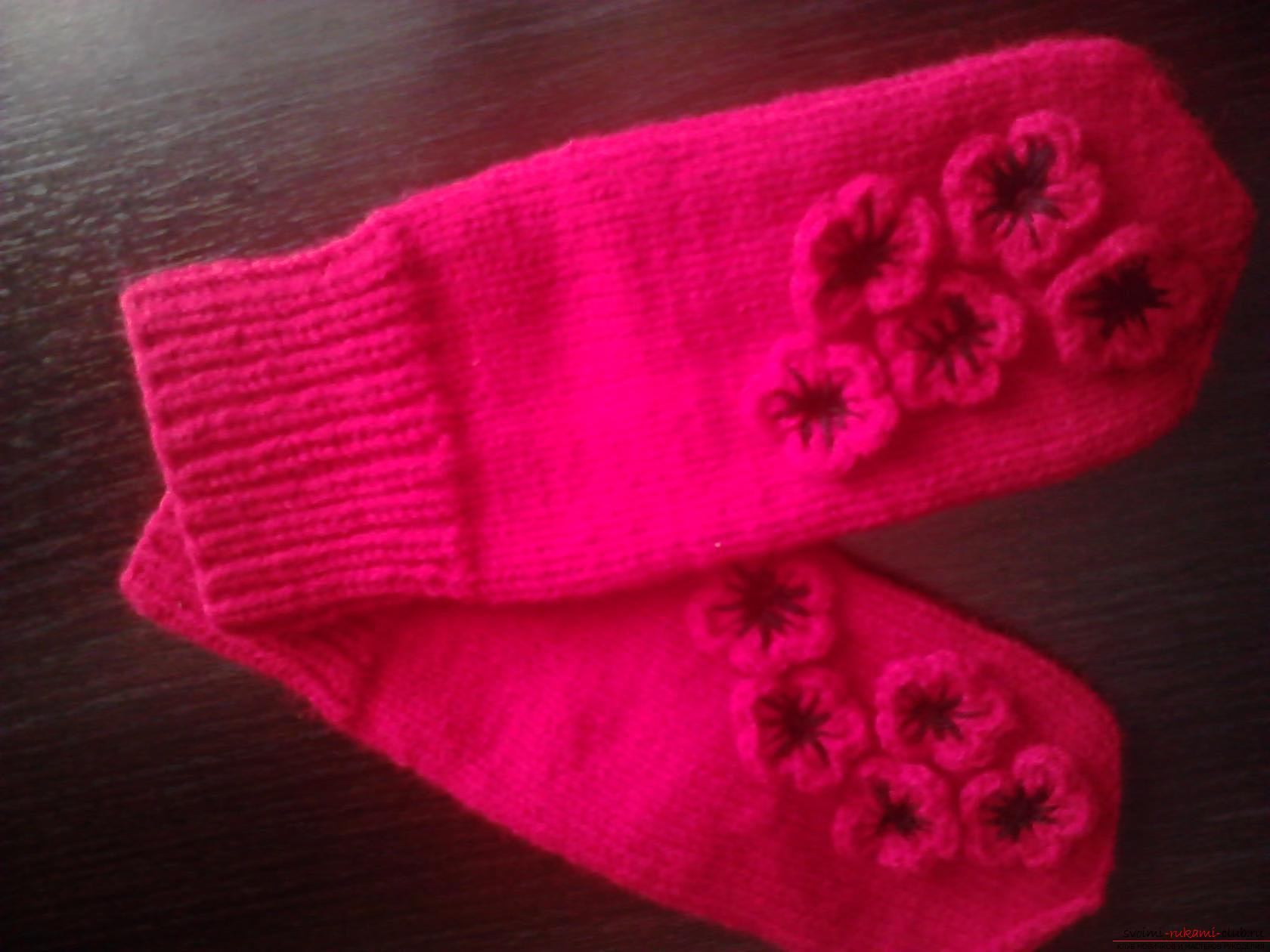 Warm knitted mittens, decorated with embroidery and beads. Photo №4