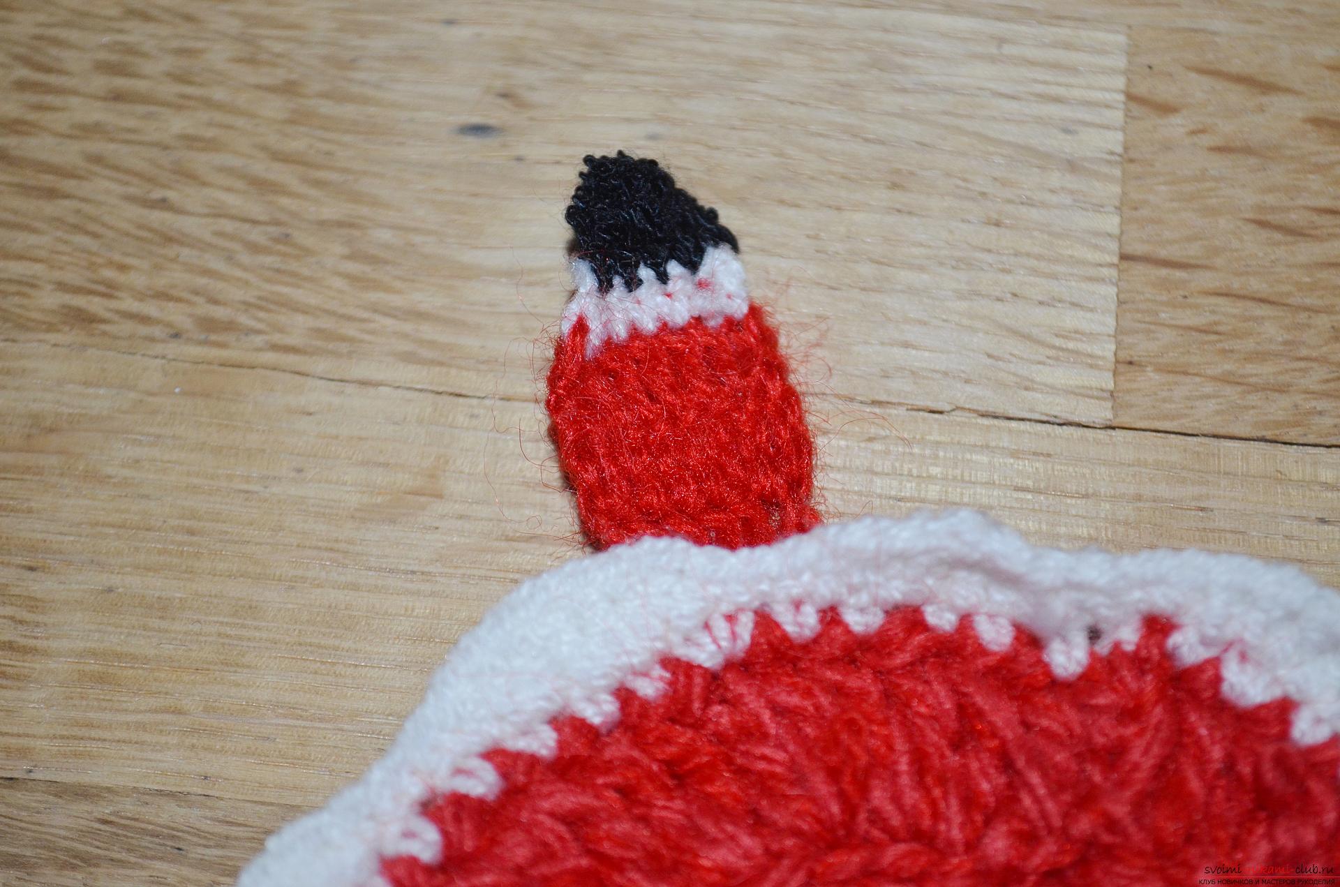 An accessible master class will teach you how to crochet a New Year's stand under the hot. Picture №10
