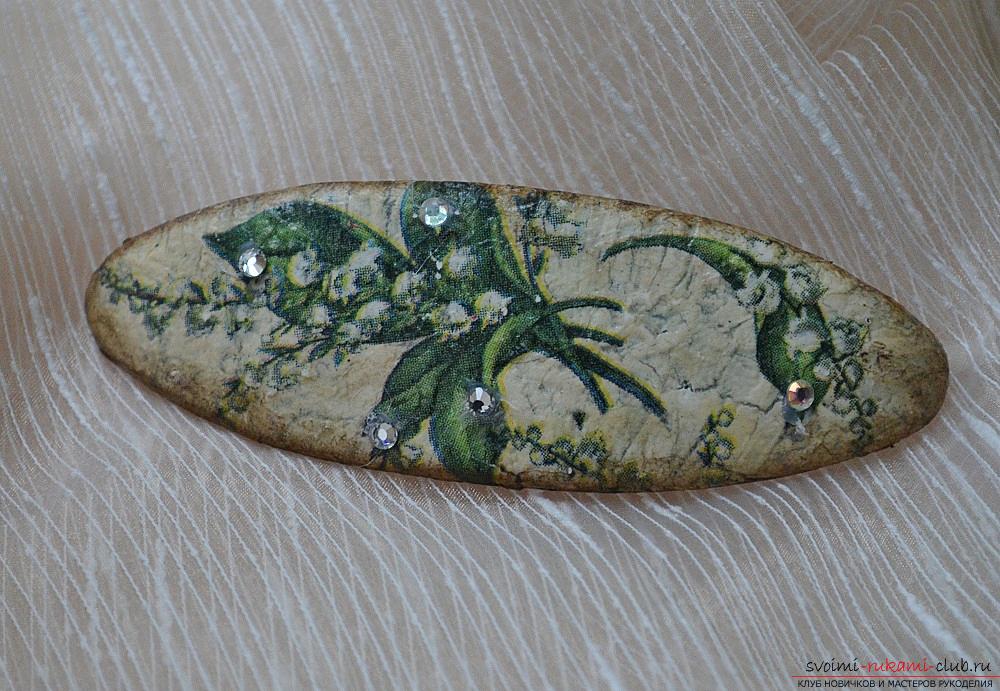 This master class will teach you how to decorate a hairpin in the technique of decoupage using a one-step craquelure.