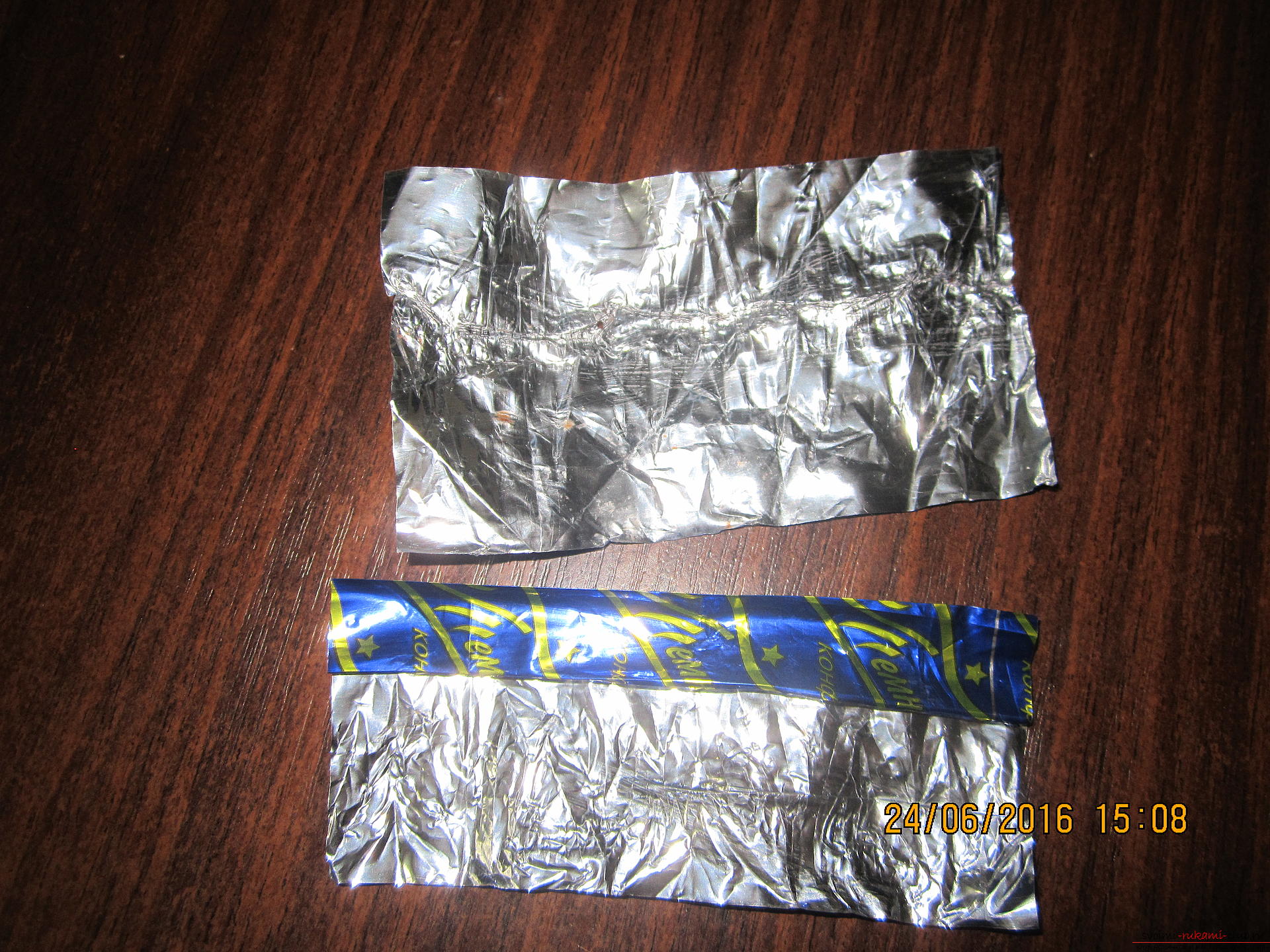How to make a snake or a lizard from bright wrappers. Photo №4
