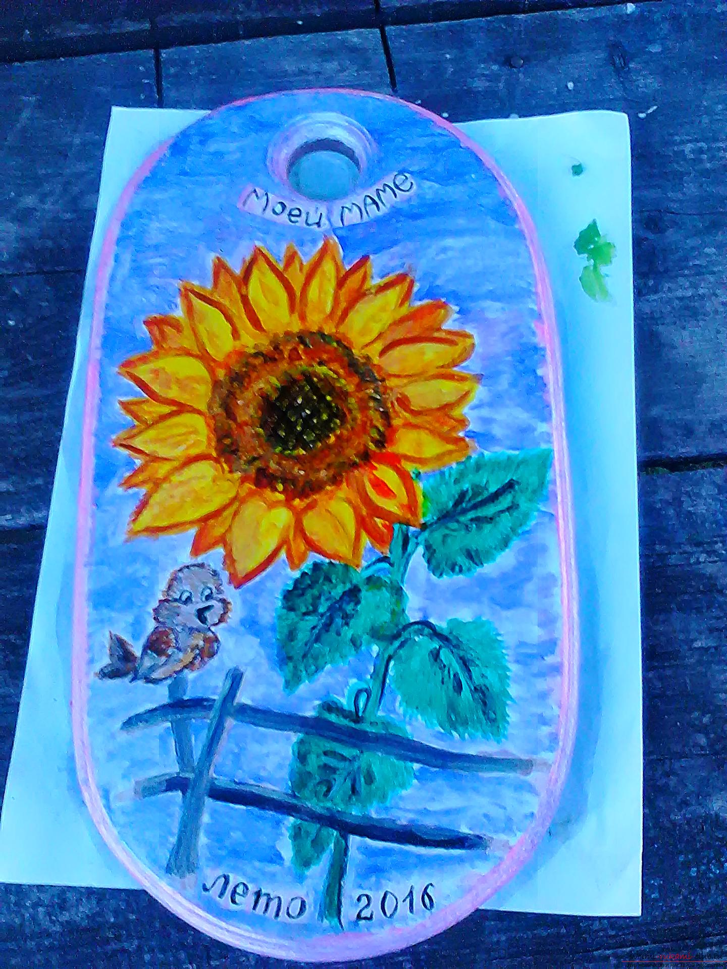 The painting of the cutting board with sunflowers. Photo # 2