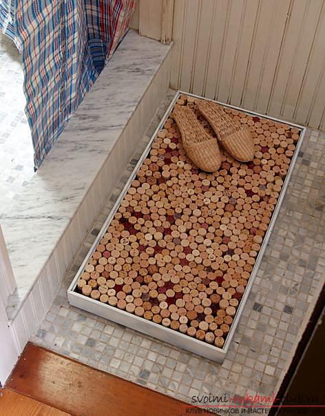 Original interior items, use of wine stoppers in the creation of various items, a bath mat made of cork. Photo # 5