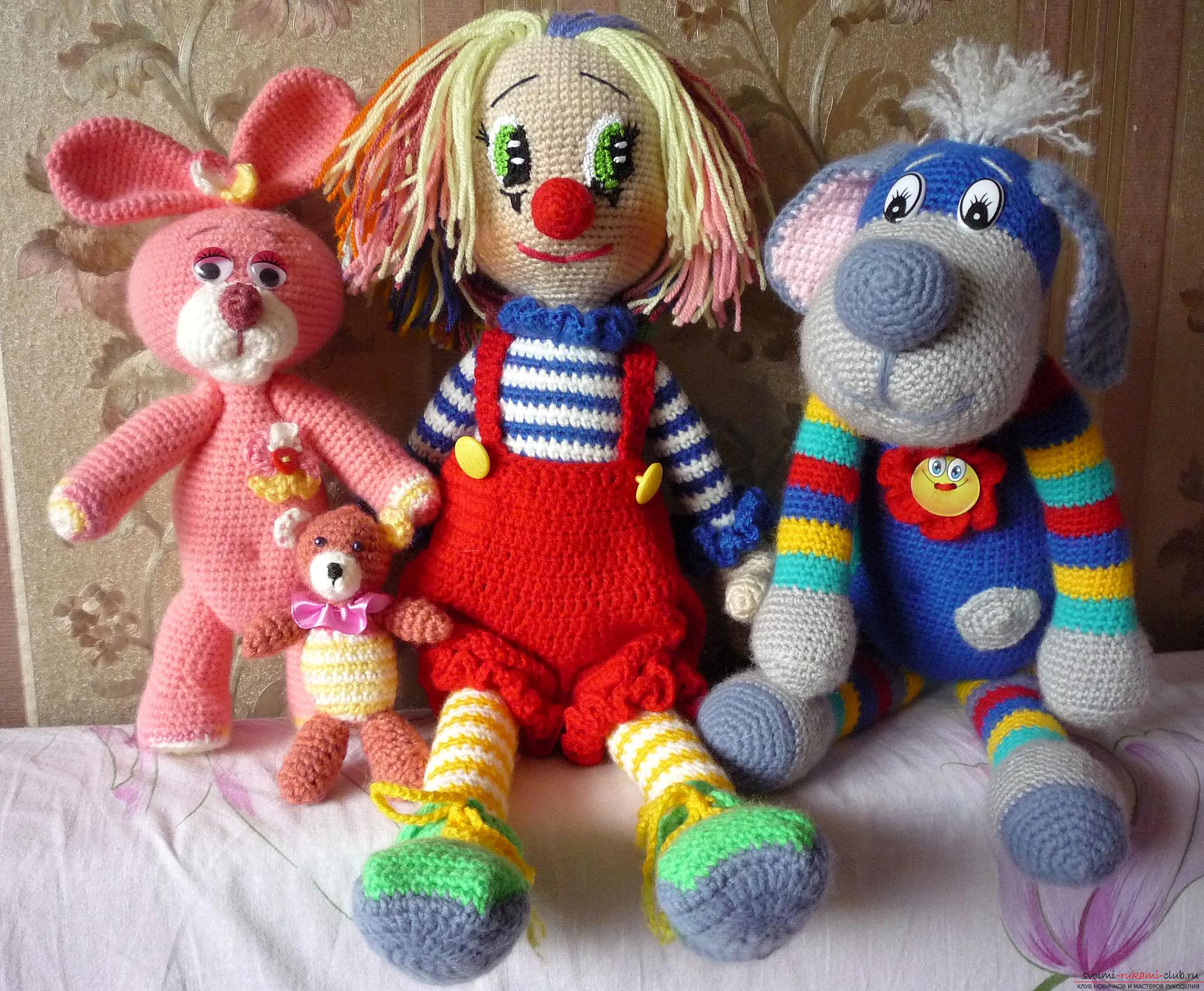 Detaljerede billeder af en clown legetøj hæklet af multi-farvet garn. Foto №7