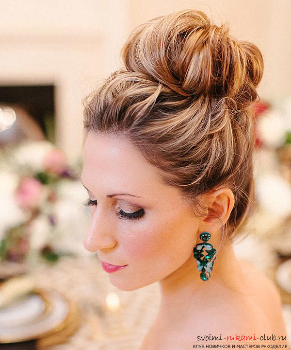 Learn how to make beautiful wedding hairstyles on medium hair with your own hands. Photo number 12