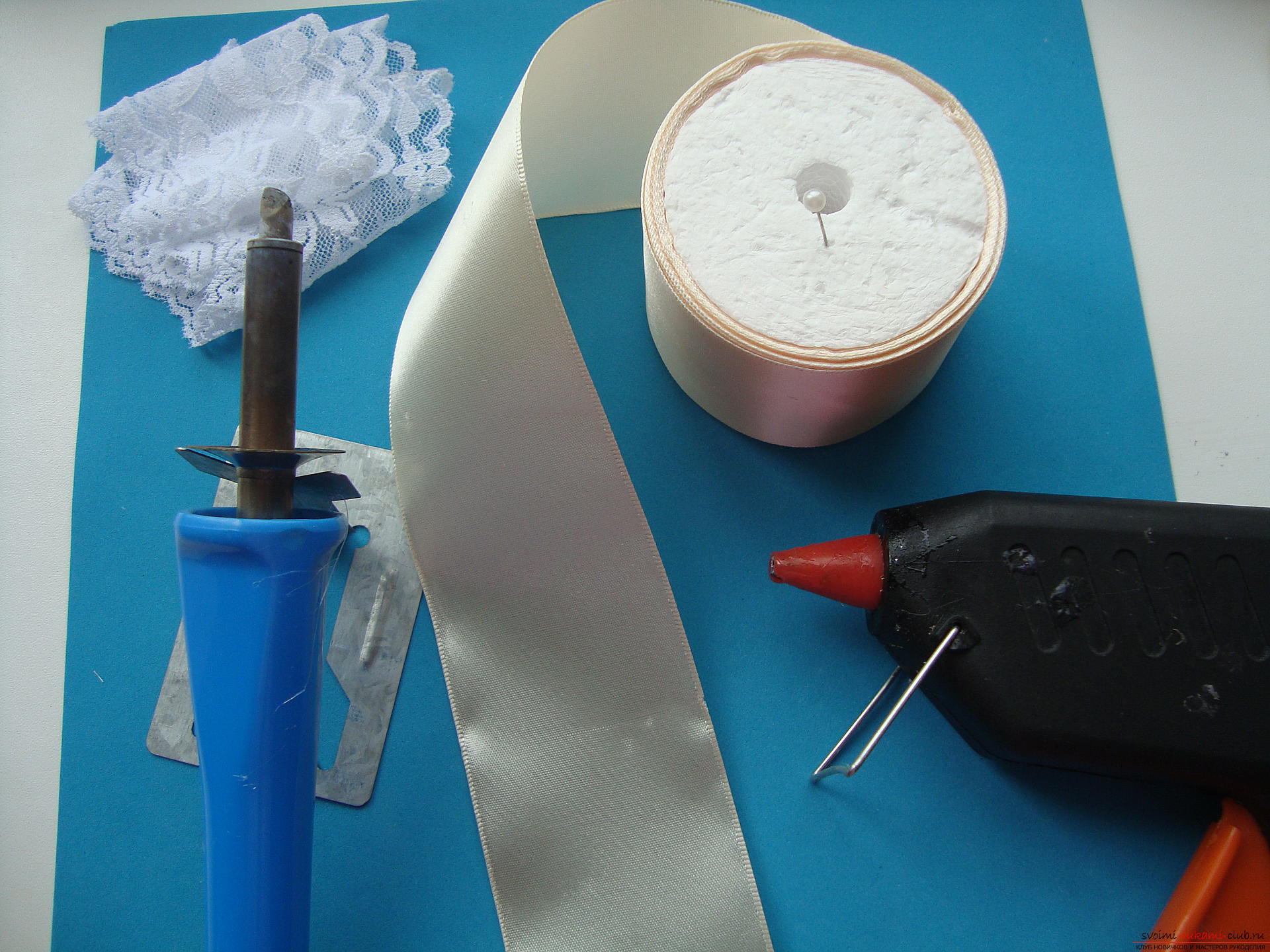 Kanzashi is an amazing technique for creating flowers. In this master class with a photo shows the process of creating a rose from the fabric. more precisely from the atlas ribbons .. Photo # 2