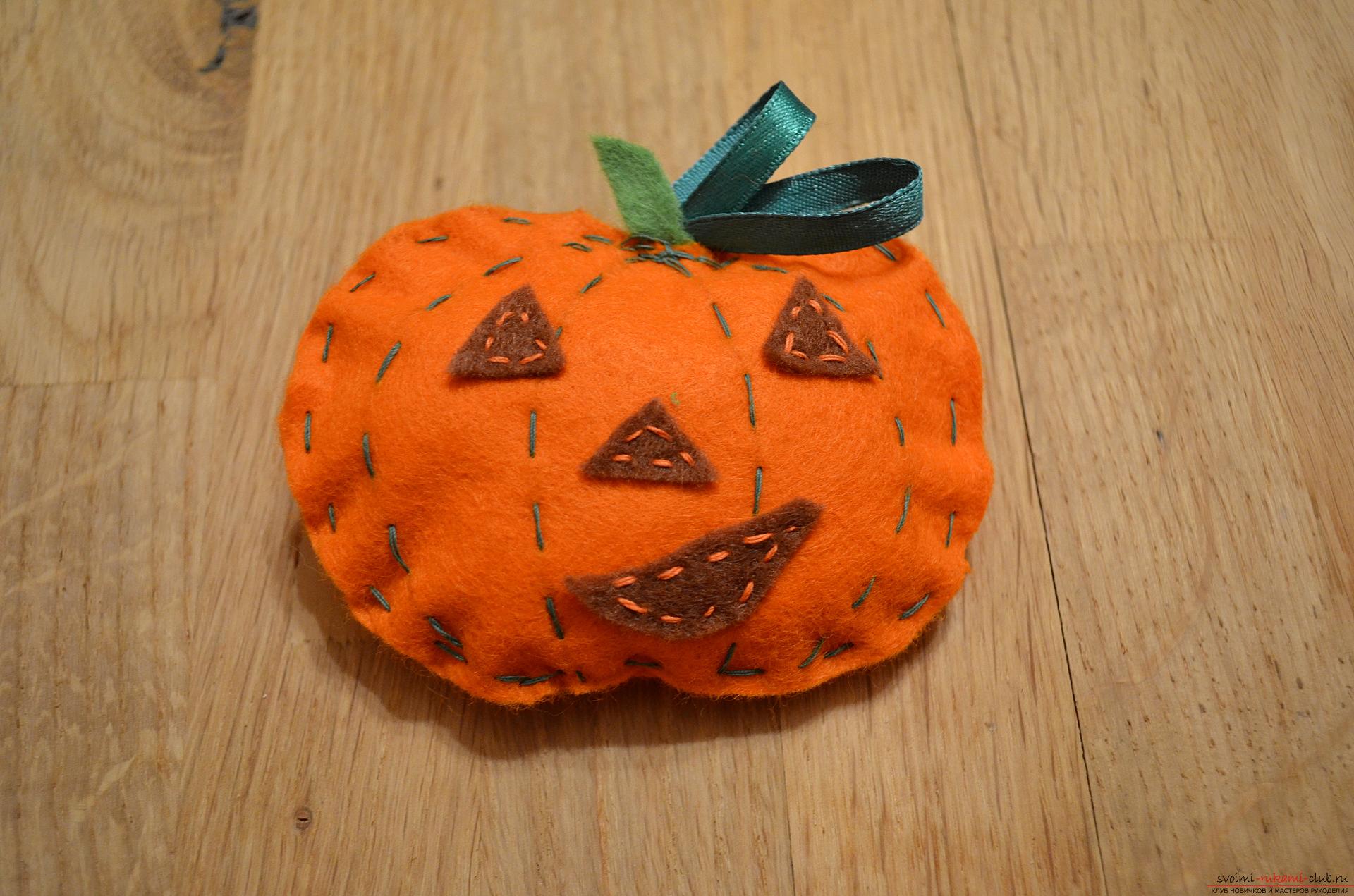Photos for a lesson on making a pumpkin of felt on Halloween. Photo Number 11