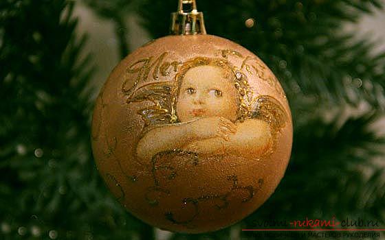 How to make New Year balls in decoupage technique, step-by-step photos of creating Christmas tree decorations with angels. Photo Number 11