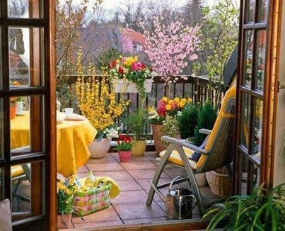 Място за почивка с маса на малък балкон