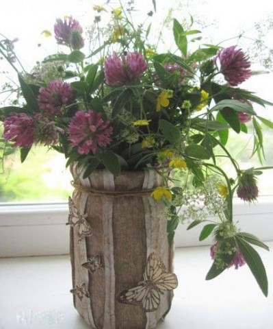 Such an original decor of a jar, acting as a flowerpot, emphasizes the beauty of flowers