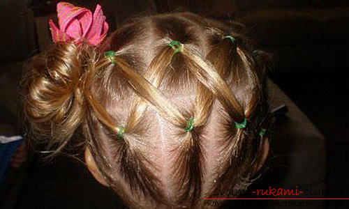 We learn to make beautiful hairstyles for medium hair for girls with our own hands. Photo №8