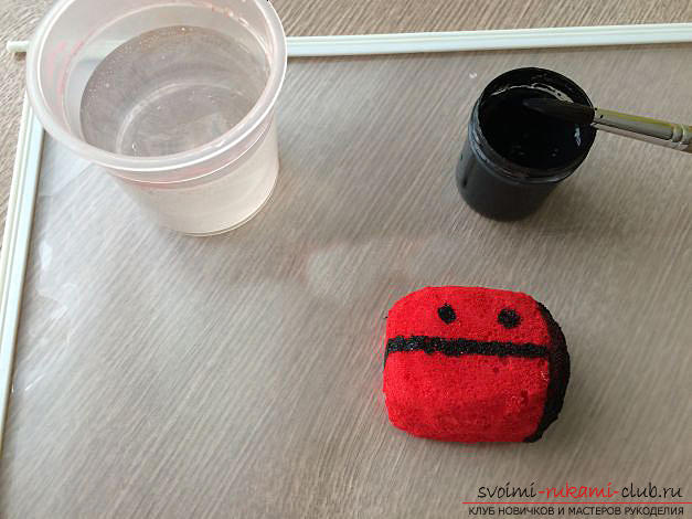 How to make a gift by March 8 with your own hands - a ladybug from a foam sponge. Picture №10
