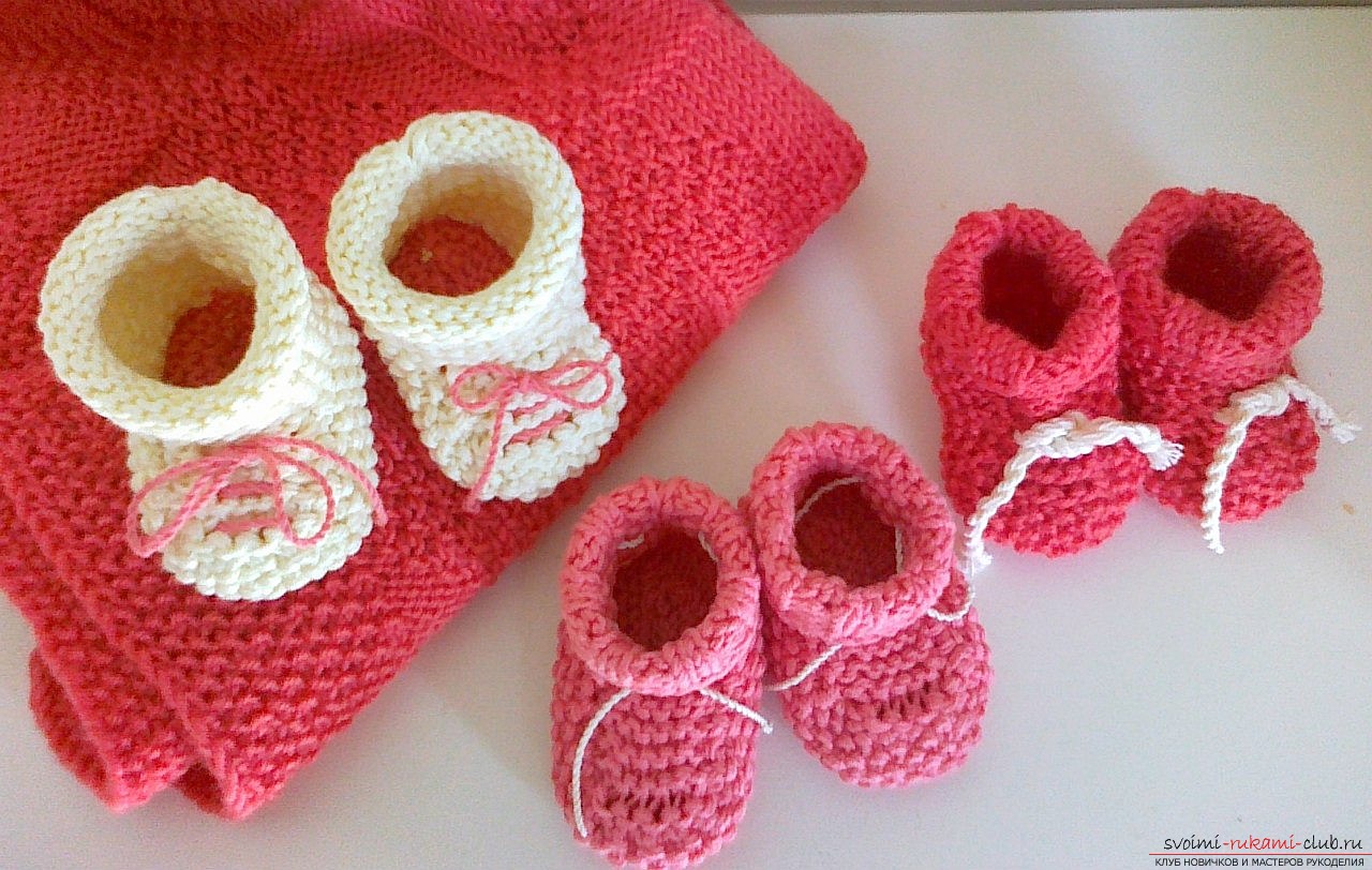 We knit baby booties with knitting needles. Boots for newborns with their own hands for beginner needlewomen. Photo №4
