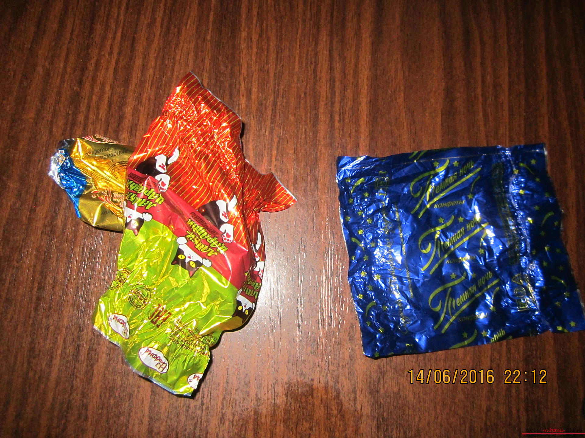 How to make a snake or a lizard from bright wrappers. Photo # 2