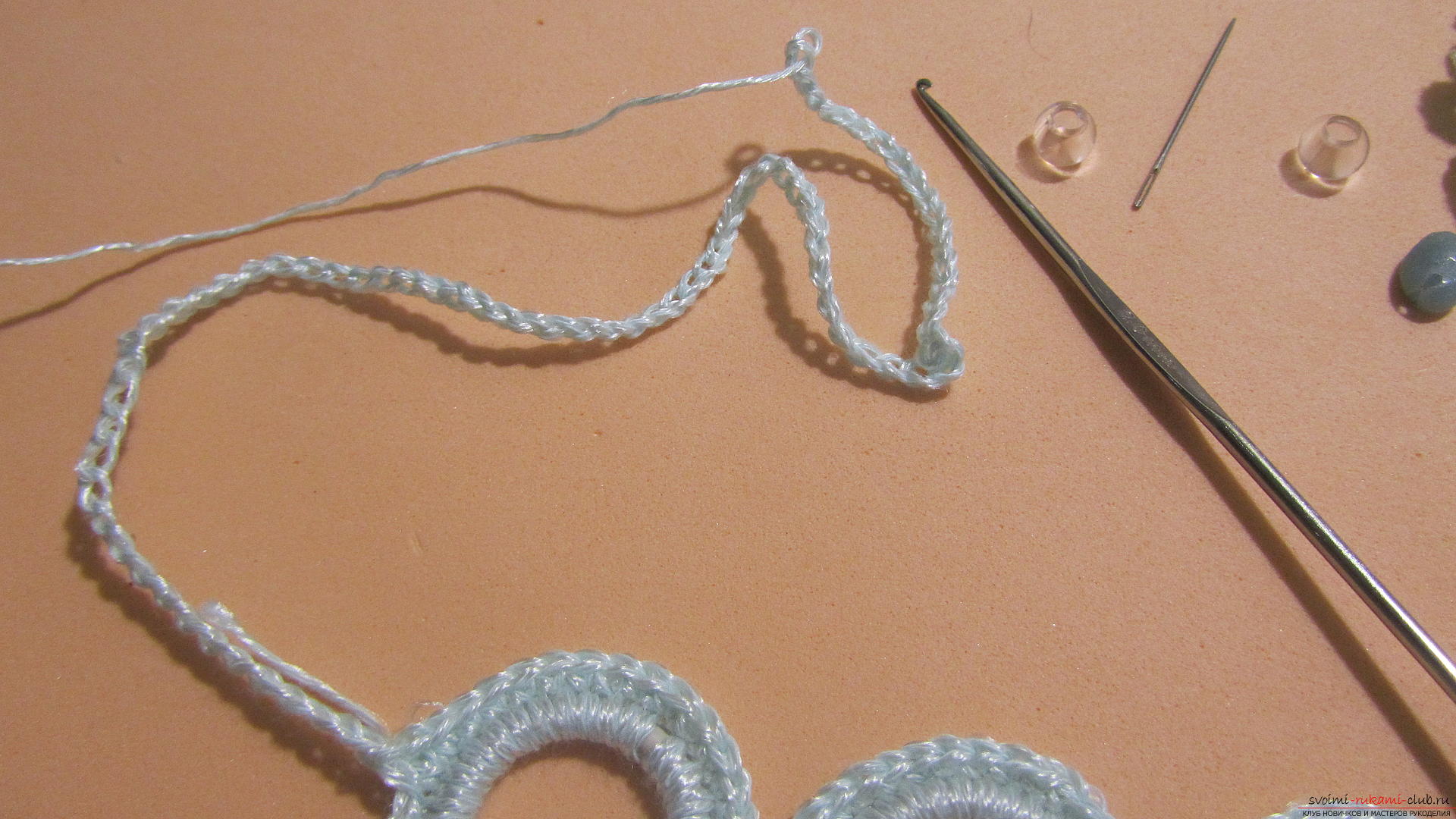 Denne mesterklasse vil lære dig at lave smykker selv, en hjemmelavet halskæde kan hækles. Foto №26