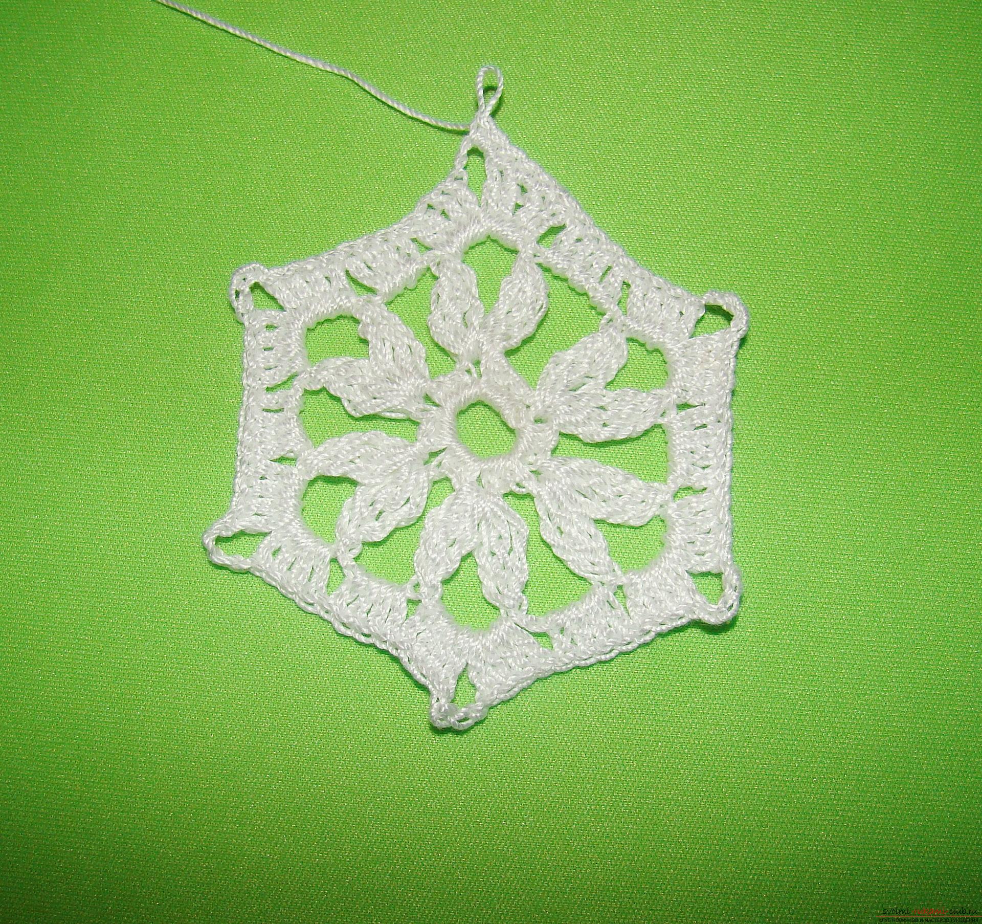 A master class with a photo and diagram will teach you how to tie snowflakes to a Christmas tree crochet. Picture №10