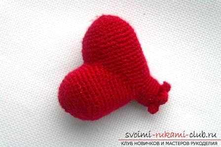 We knit an amigurumi cat in the shape of a heart with our own hands with a photo and description. Photo Number 11