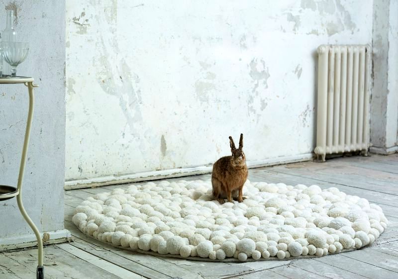 bílý koberec z pompomů