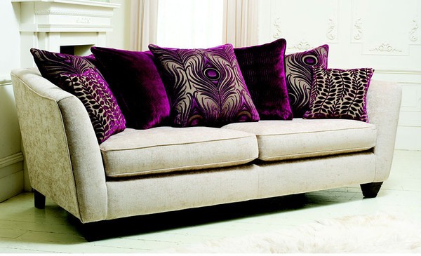 Dzięki fioletowym poduszkom możesz stworzyć poczucie luksusu