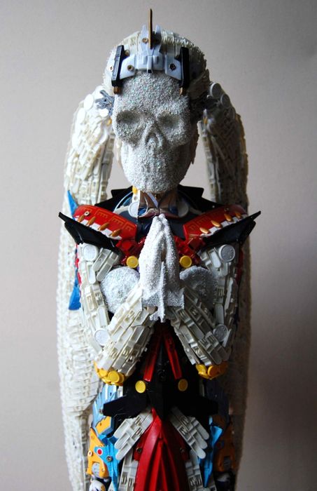 Ангел на смъртта - скулптури от играчки и боклук