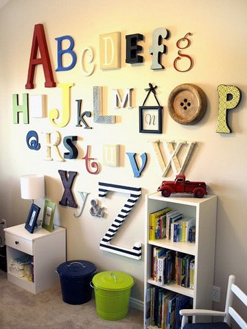Азбучен начин за поставяне на букви в интериора на детска стая