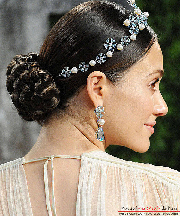 Learn how to make beautiful wedding hairstyles on medium hair with your own hands. Photo №13