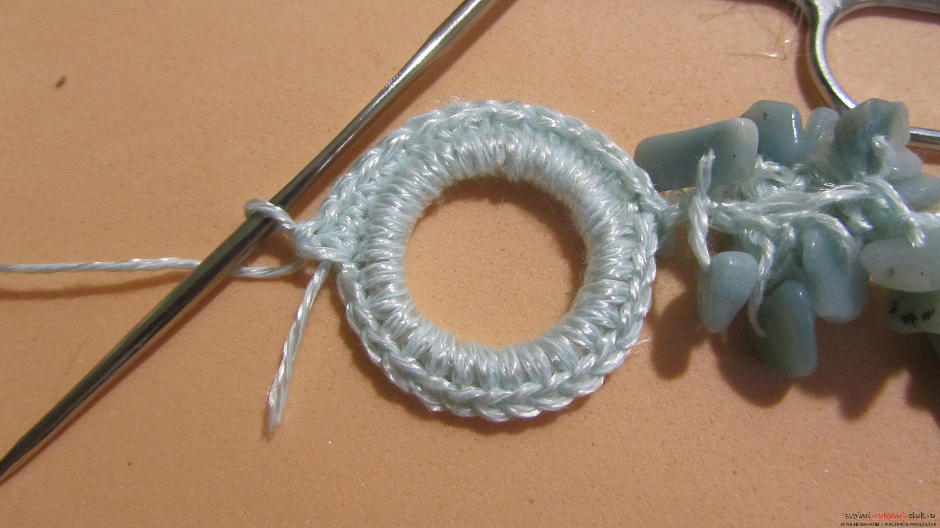 Denne mesterklasse vil lære dig at lave smykker selv, en hjemmelavet halskæde kan hækles. Foto nummer 21