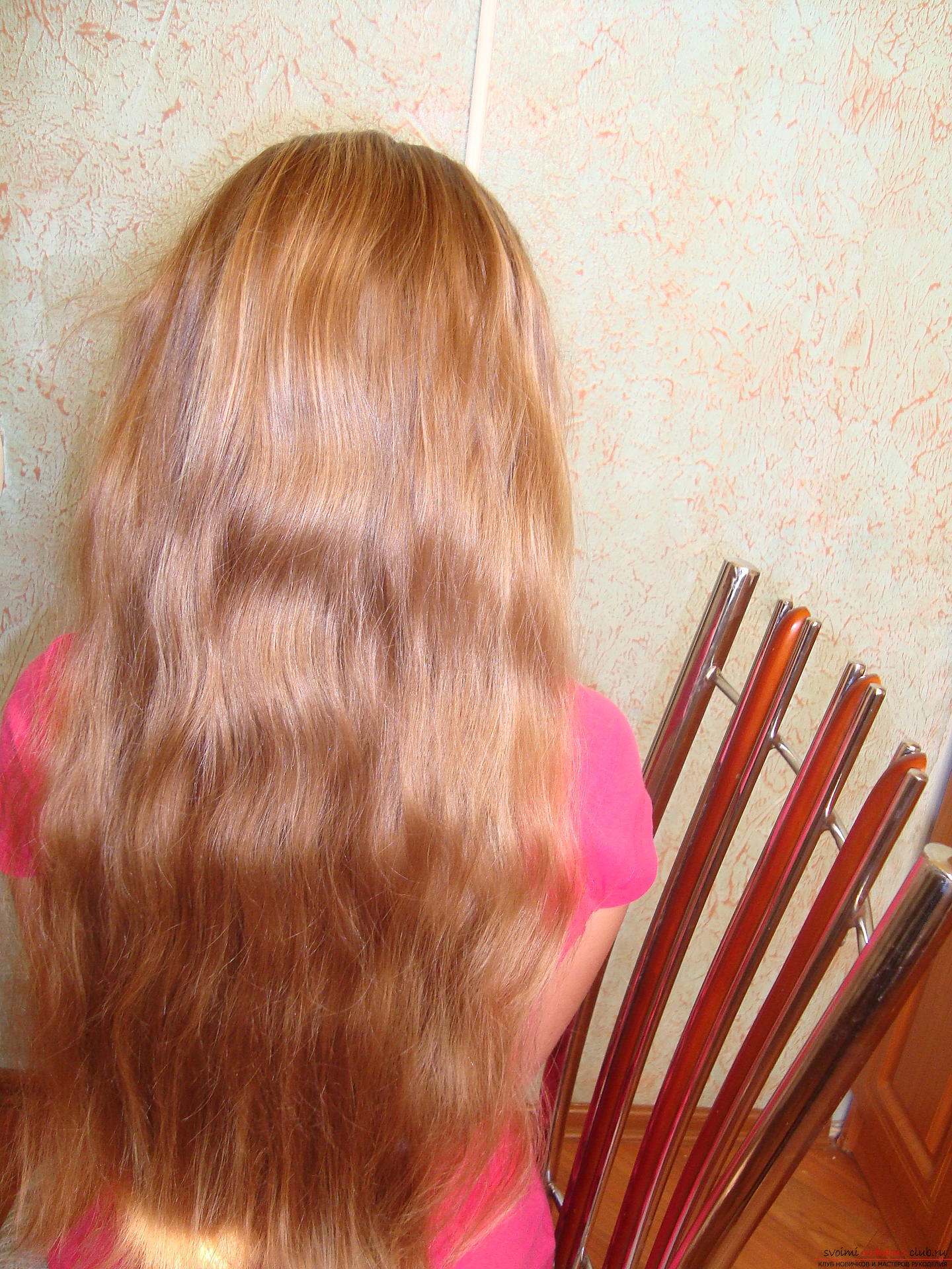 Майсторският клас с снимка ще ви помогне да се научите как да създадете интересна прическа, която се развява на дълга коса. Снимка # 2