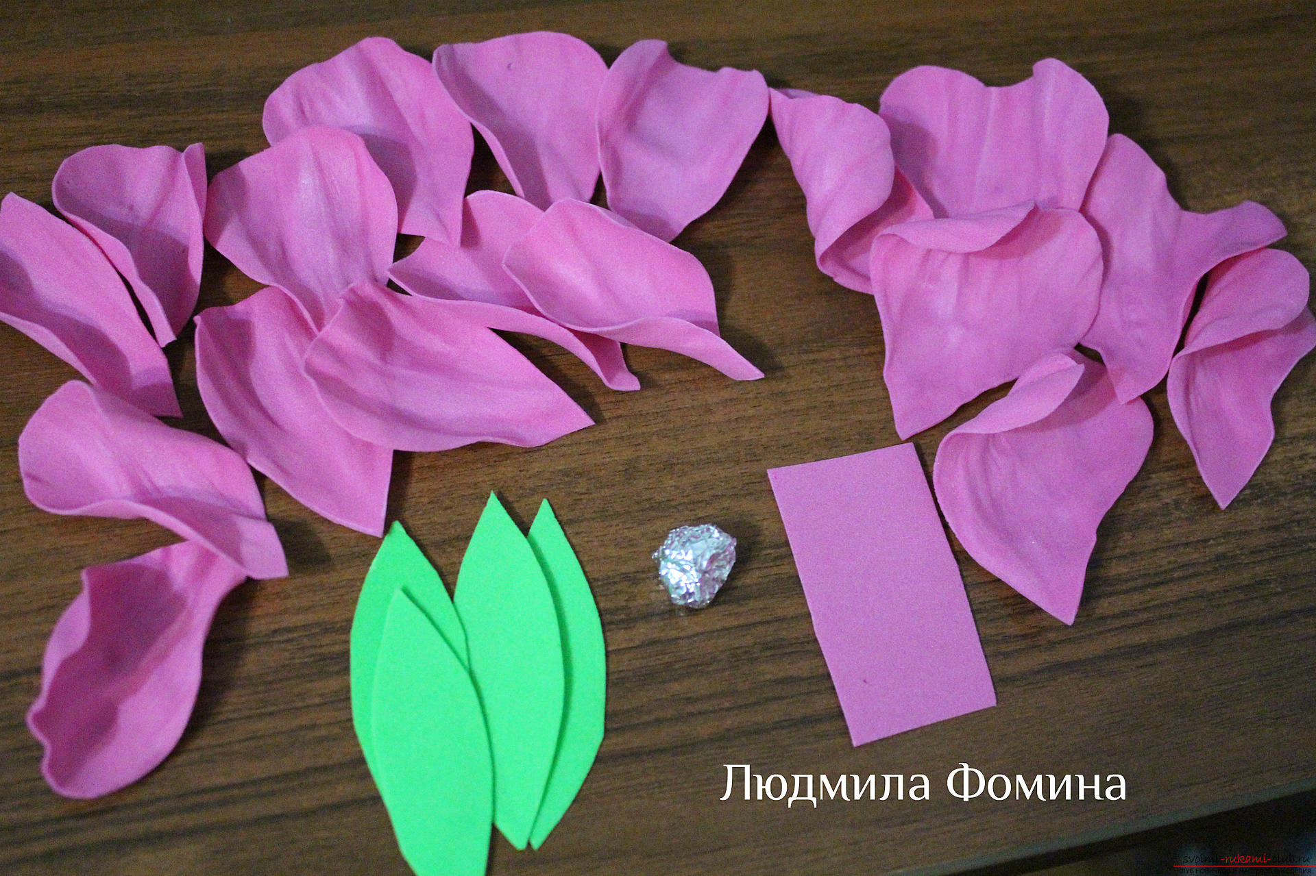 A master class on the creation of colors will teach you how to make a rose or fake skin from your hands. Photo №8