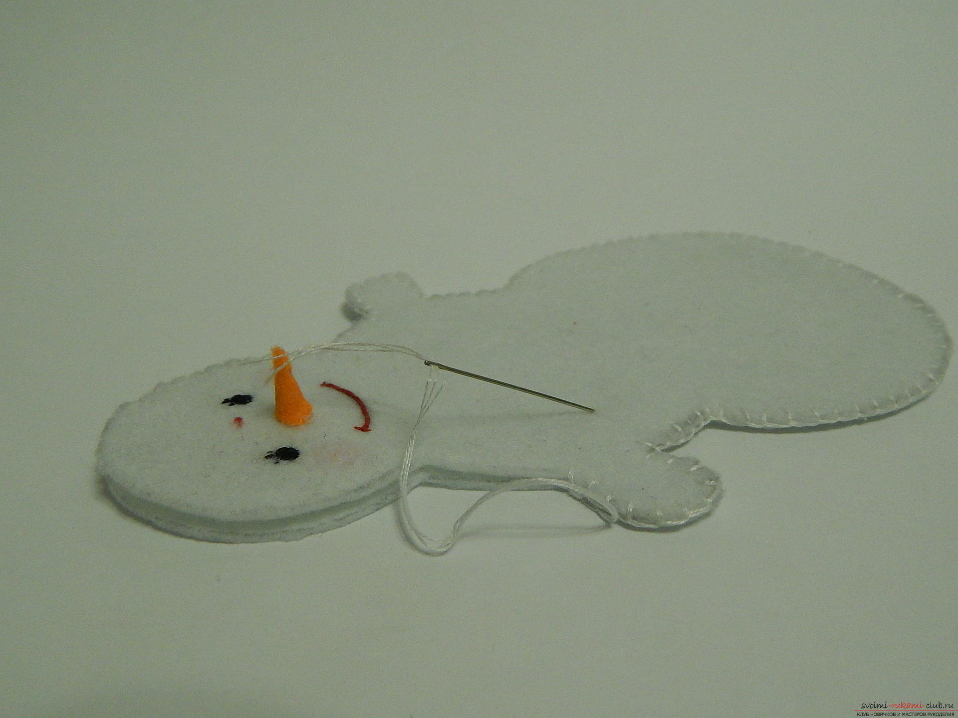 A master class with step-by-step photos will teach you how to make a snowman from felt. Photo Number 19