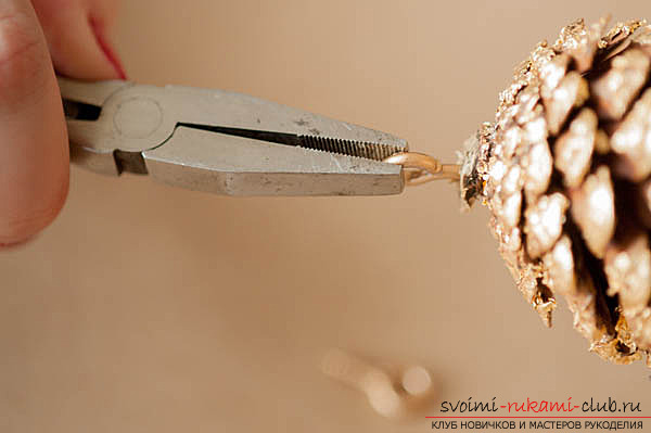 photoinstruction of creating a garland of cones to your hands. Photo №6
