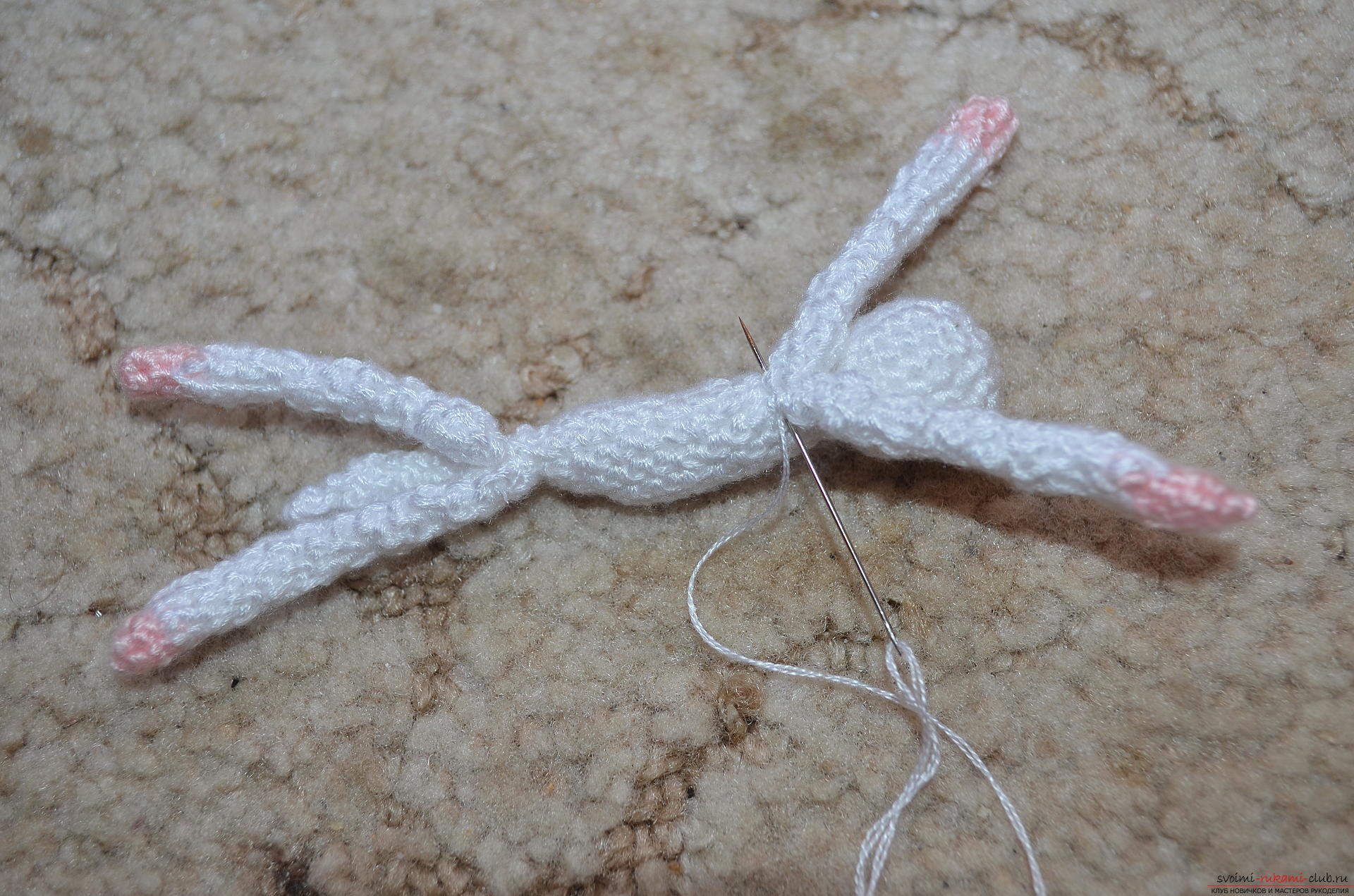 Стъпка по стъпка инструкция с снимка на плетене на една кука в техниката на amirumi гривна за момиче 