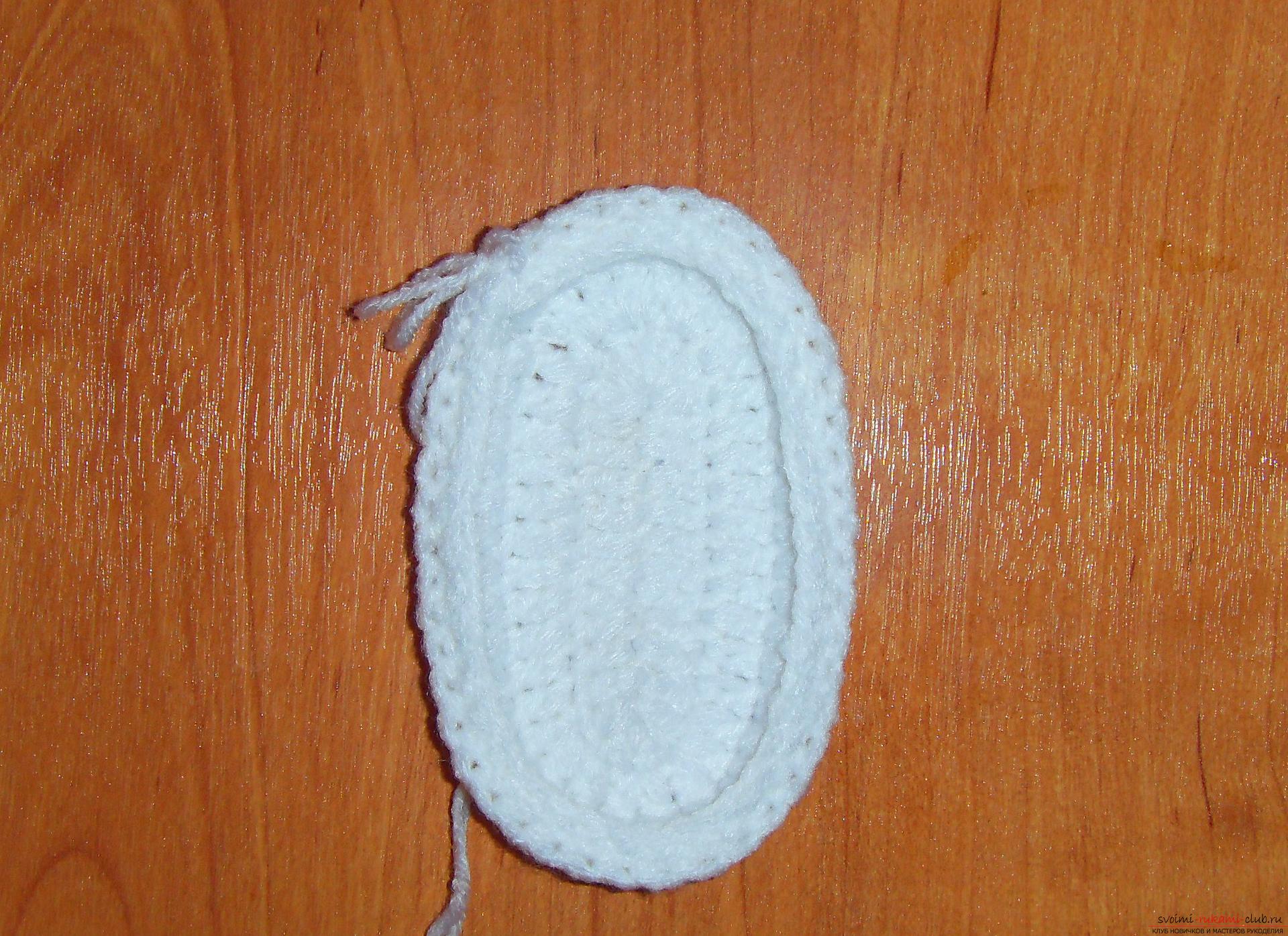 A master class with a detailed description will teach how to crochet booties for newborns. Photo №4