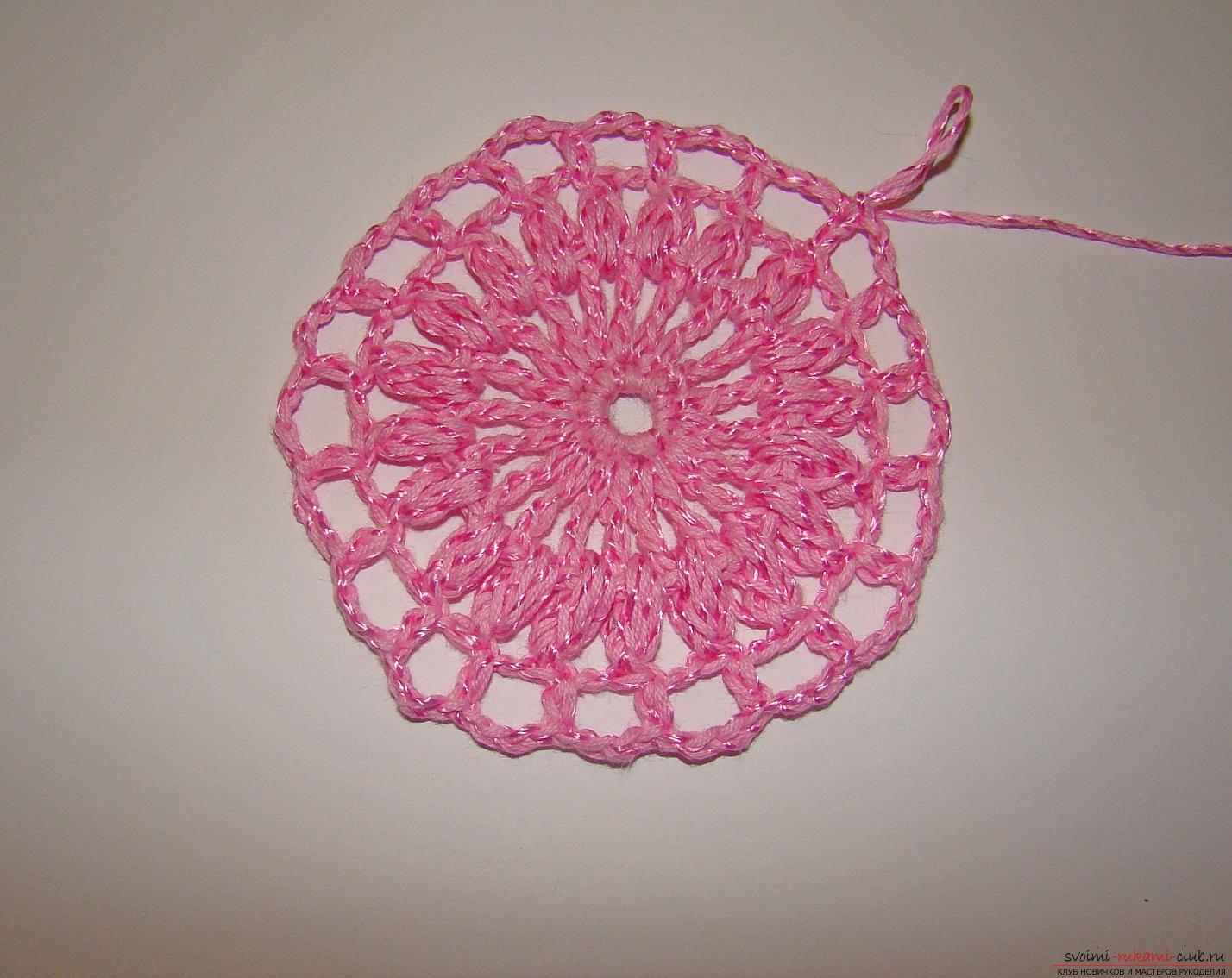 Мастър клас на плетене с диаграма и снимка ще ви научи как да плетене на една плетена цвете отворен с плетене на една кука. Снимка №5