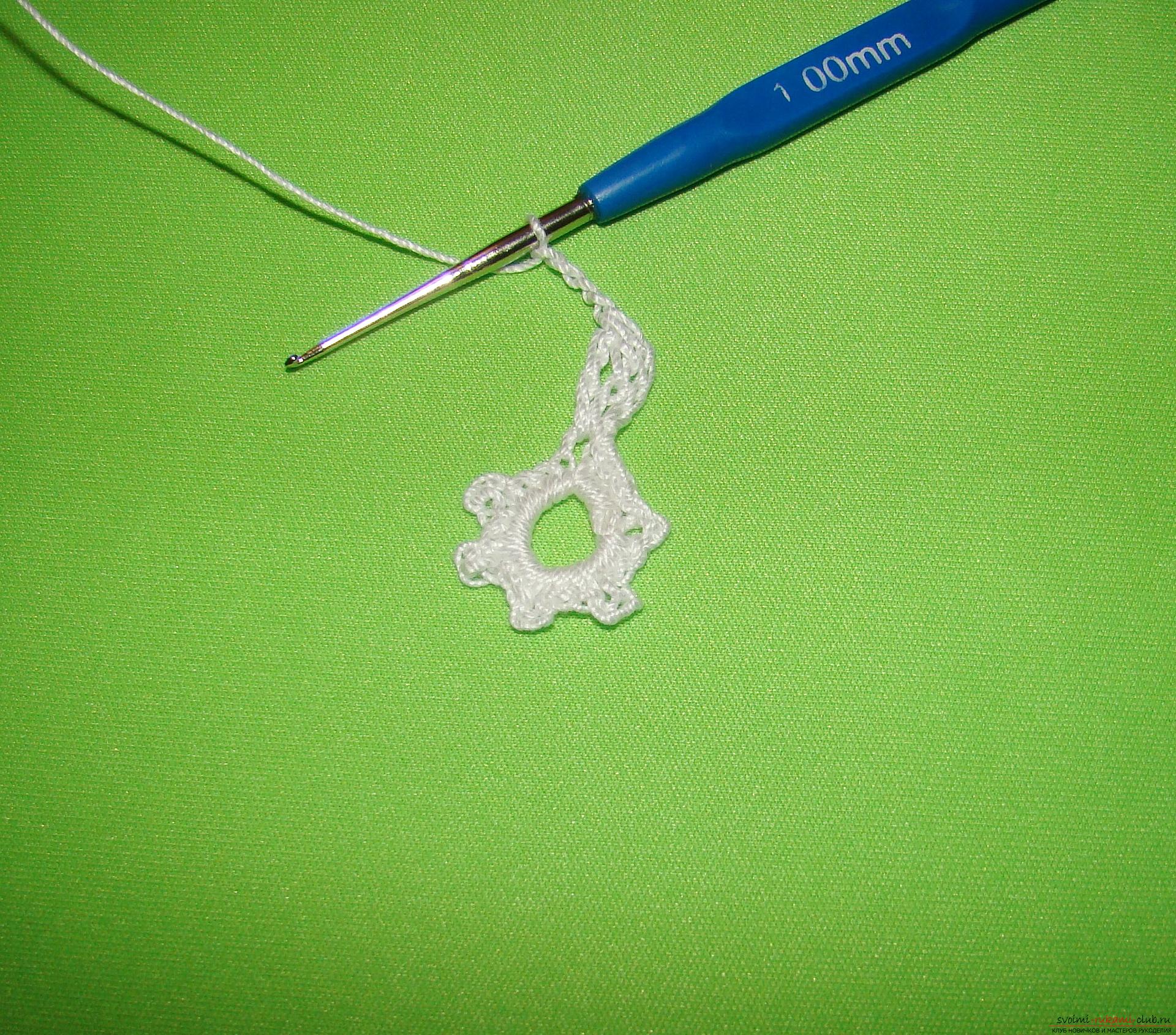 A master class with a photo and diagram will teach you how to tie snowflakes to a Christmas tree crochet. Picture №3