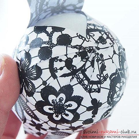 How to decorate a Christmas tree ball using the technique of decoupage, an original black and white idea. Photo №5