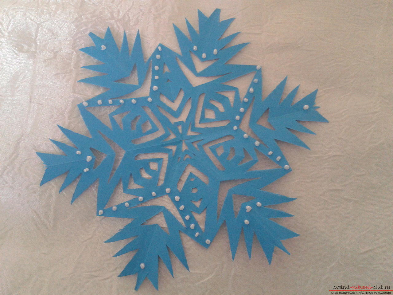 Photo to the lesson on creating a New Year's paper snowflake. Photo Number 14