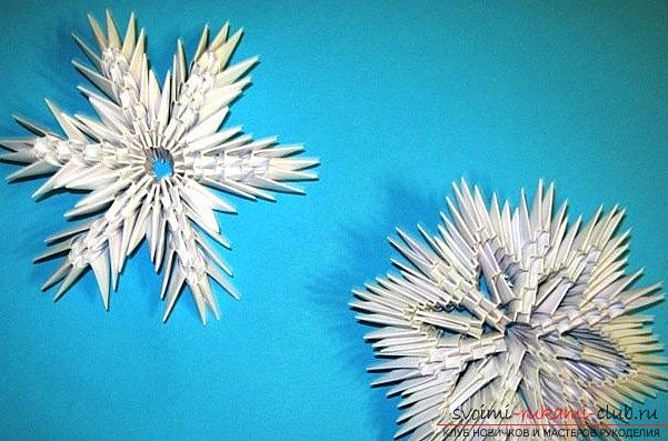 Sneeuwvlok van origamimodules - sneeuwvlokvorming op basis van het origami-schema. Foto №1