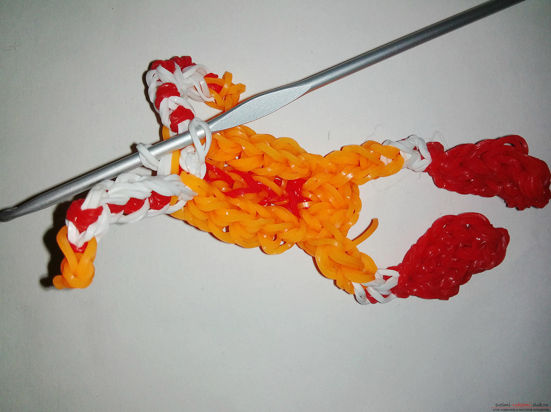 This master class of weaving from rubber bands will teach how to spin the figure of Ronald McDonald. Photo number 12