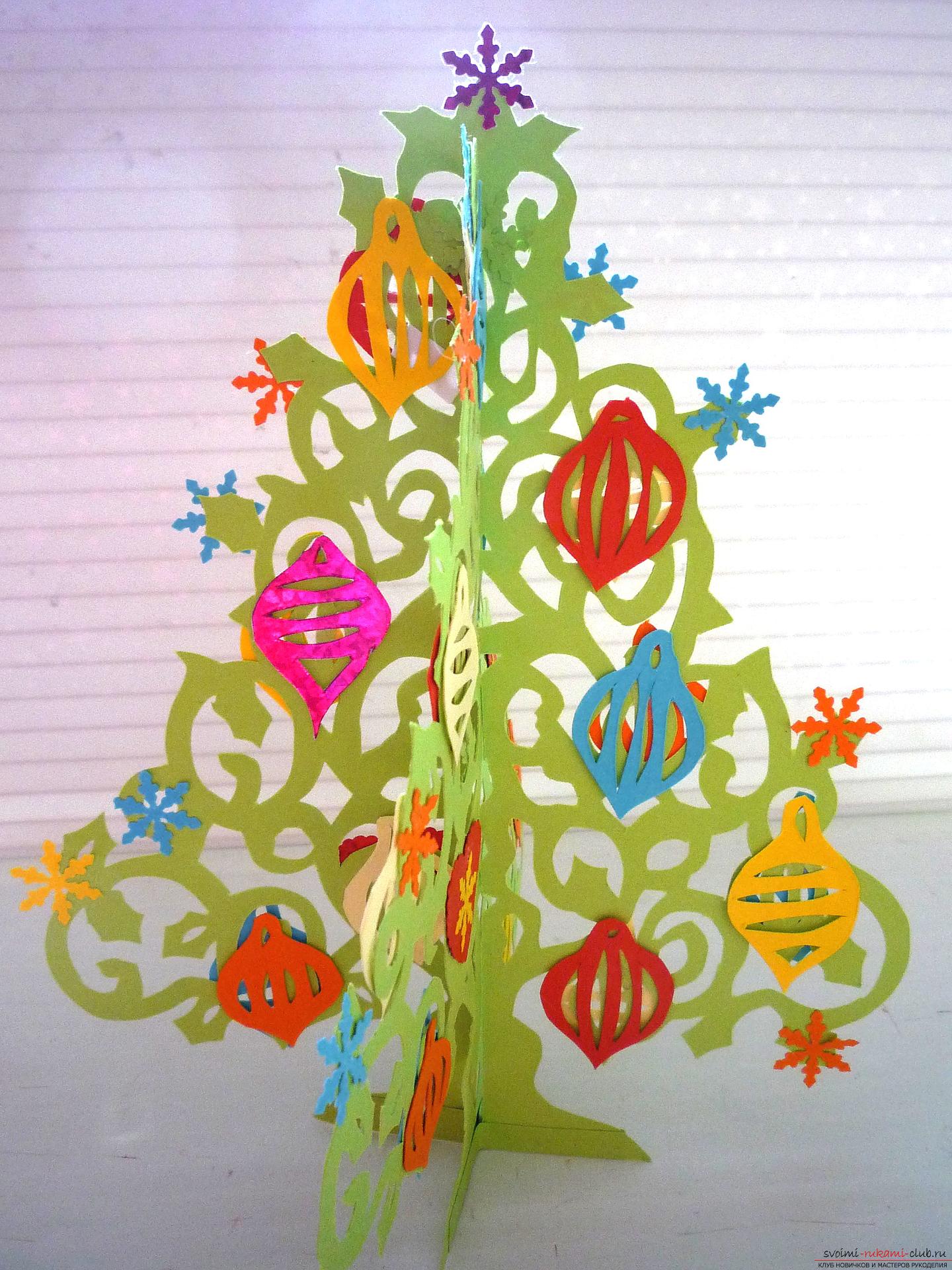 سوف الطبقة الرئيسية يعلمك كيفية جعل يديك الخاصة شجرة عيد الميلاد 3D السنة الجديدة مصنوعة من الورق. صورة №7