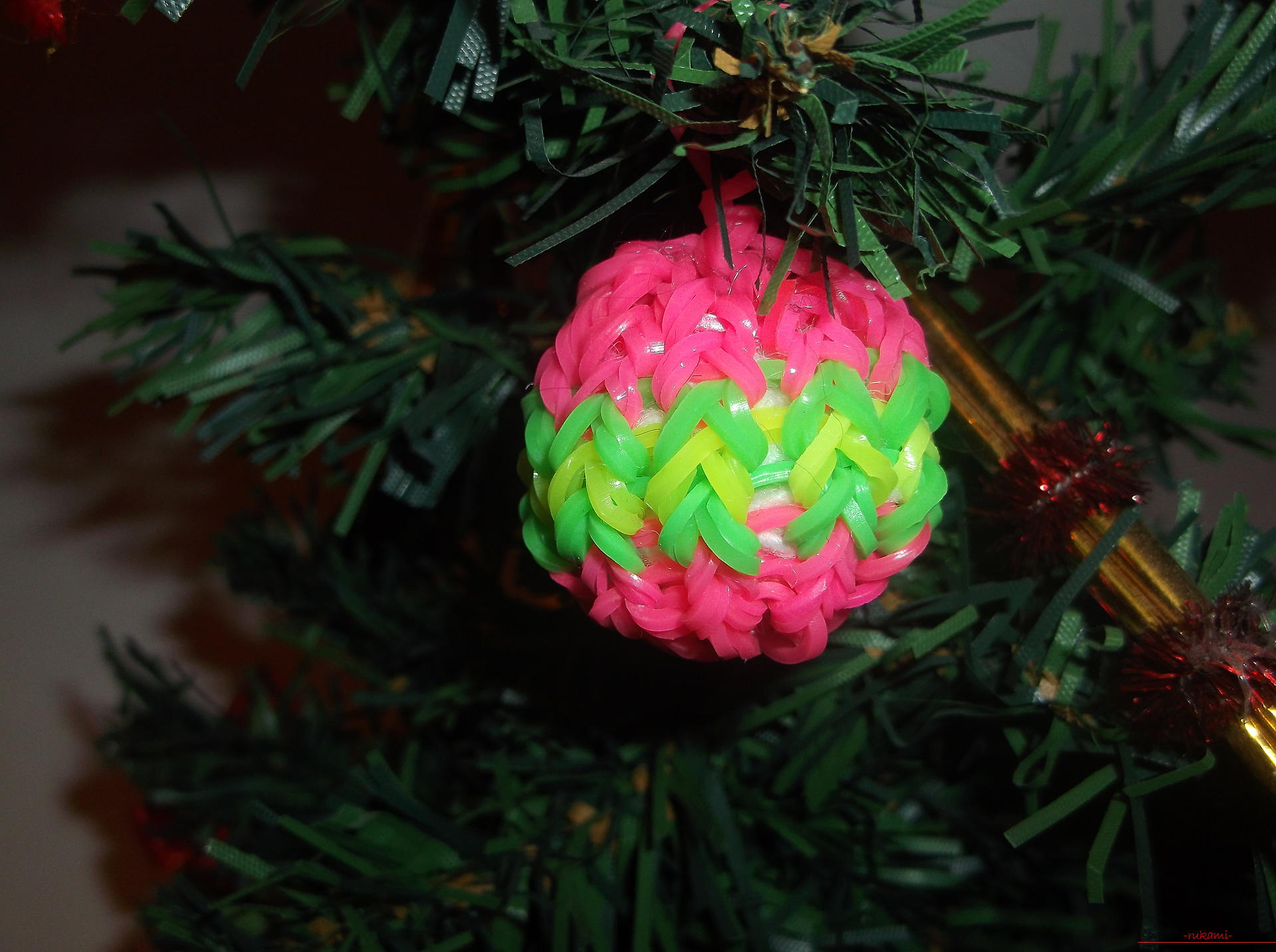 Foto bij de les over het weven van de rubberen ballen van de kerstboombal. Foto nummer 12