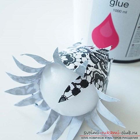 How to decorate a Christmas tree ball using the technique of decoupage, an original black and white idea. Photo №4
