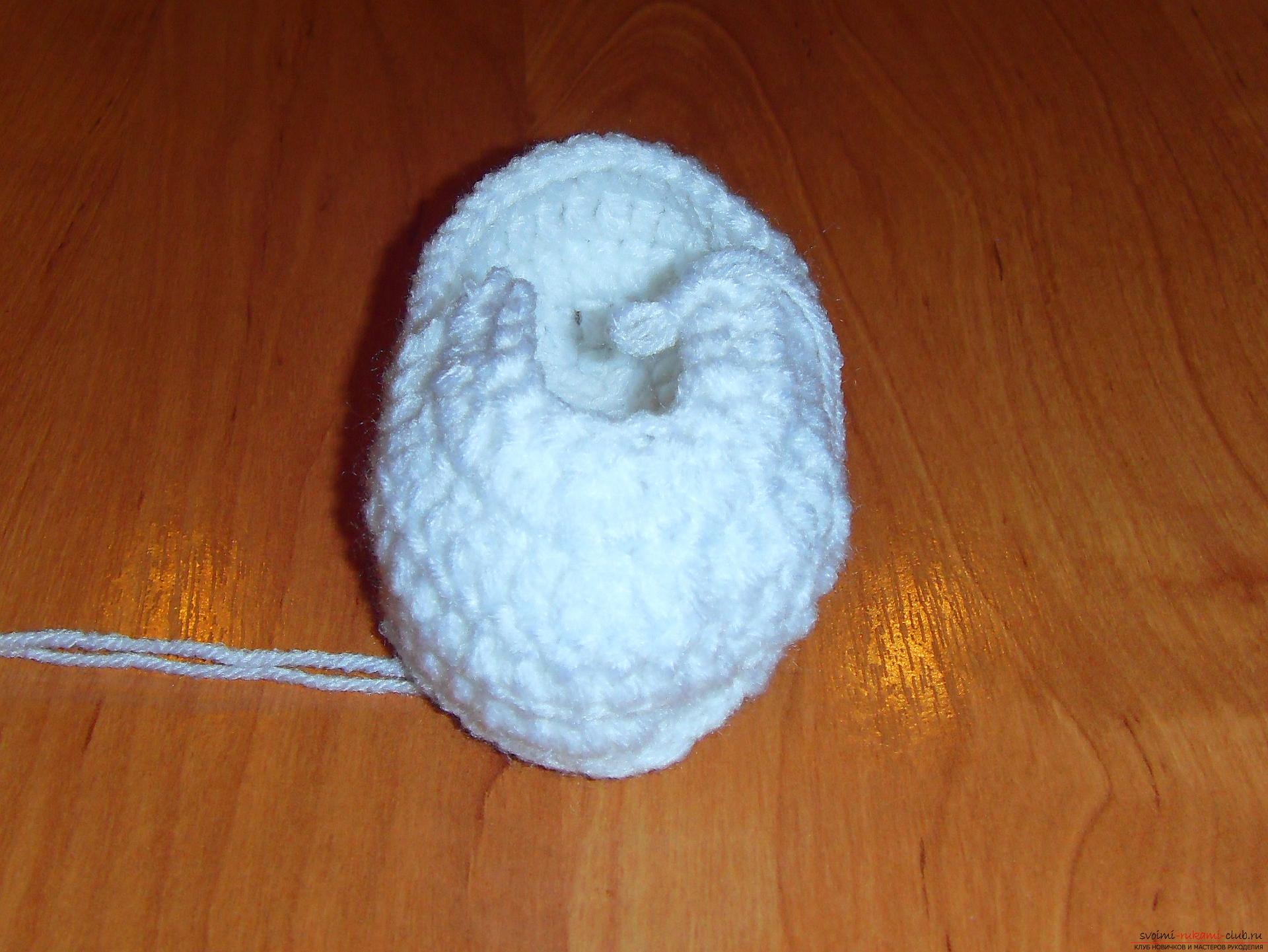 A master class with a detailed description will teach how to crochet booties for newborns. Photo №8