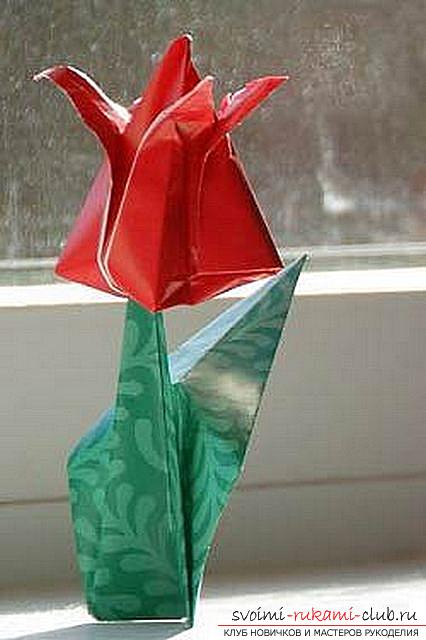 Simple origami tulip made of paper. Photo №1