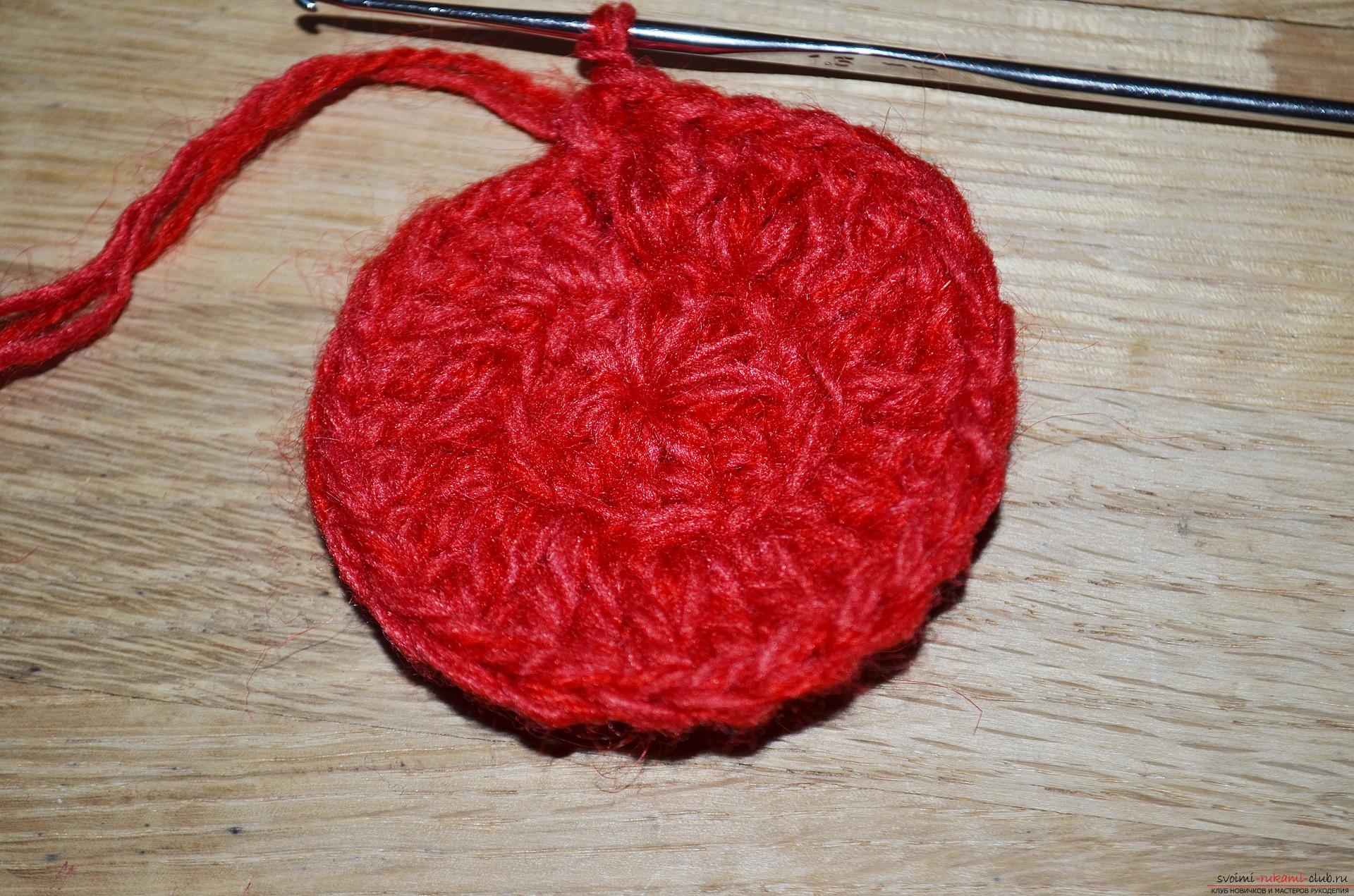 An accessible master class will teach you how to crochet a New Year's stand under the hot. Photo # 2